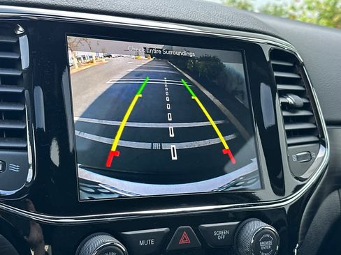 Used 2019 Jeep Grand Cherokee Laredo image 21