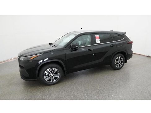 New 2026 Toyota Highlander XLE image 2