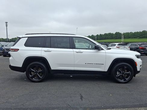 Used 2023 Jeep Grand Cherokee L Limited w/ Black Appearance Package AWD/4WD image 7