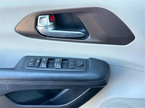 Used 2017 Chrysler Pacifica Touring-L image 18