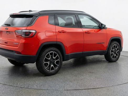 Used 2025 Jeep Compass Trailhawk image 9