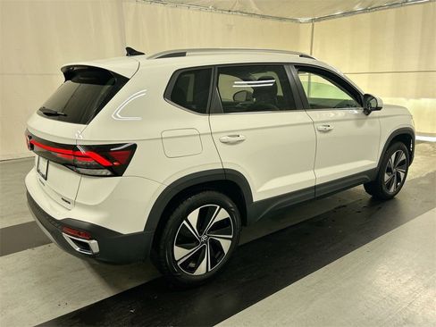 Certified 2025 Volkswagen Taos SE image 2