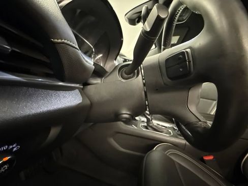 Used 2023 Chevrolet Traverse Premier FWD image 19