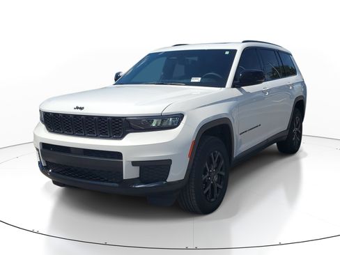 Used 2024 Jeep Grand Cherokee L Altitude RWD image 4