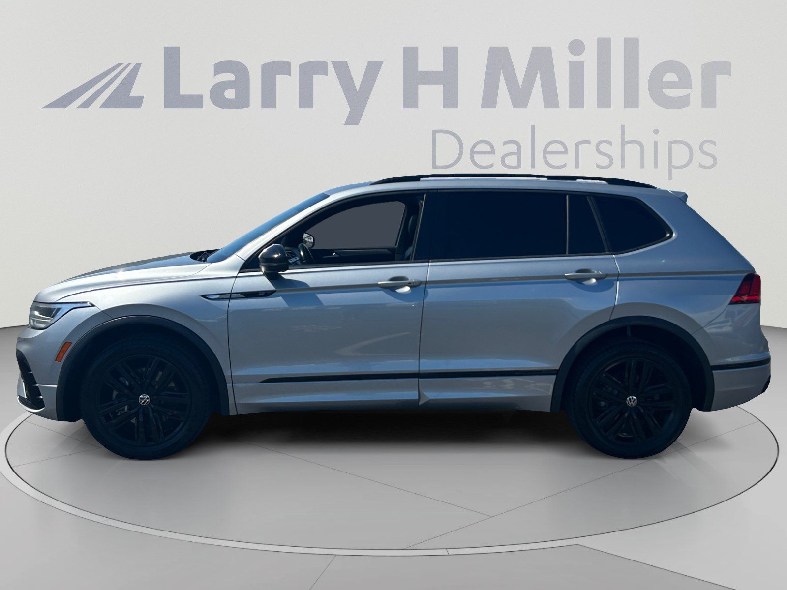 Used 2022 Volkswagen Tiguan SE R-Line FWD image 2
