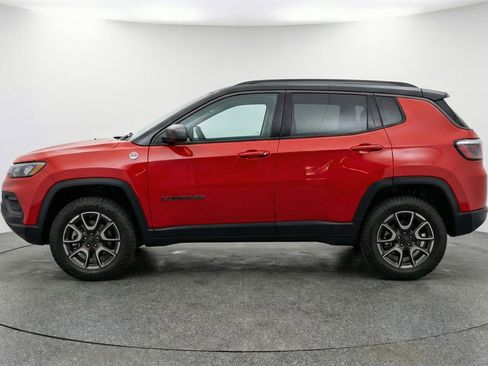 Used 2025 Jeep Compass Trailhawk image 5