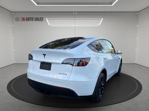 Used 2022 Tesla Model Y Long Range AWD/4WD image 5