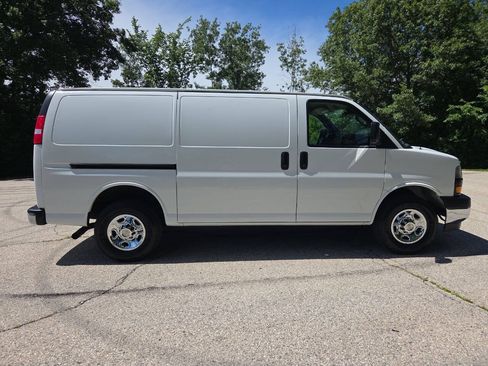 Used 2020 Chevrolet Express 3500 w/ Driver Convenience Package RWD image 7