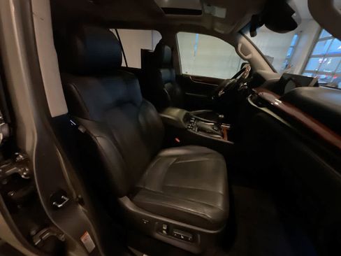 Used 2017 Lexus LX 570 4WD image 26