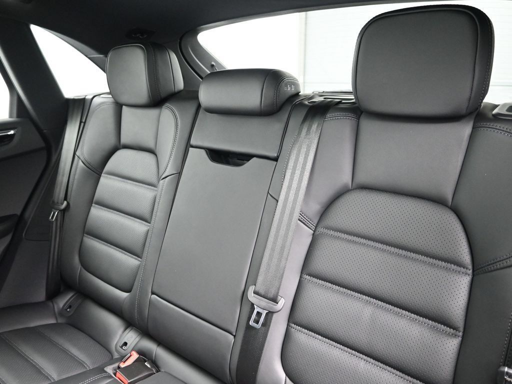 Certified 2026 Porsche Macan AWD/4WD image 6