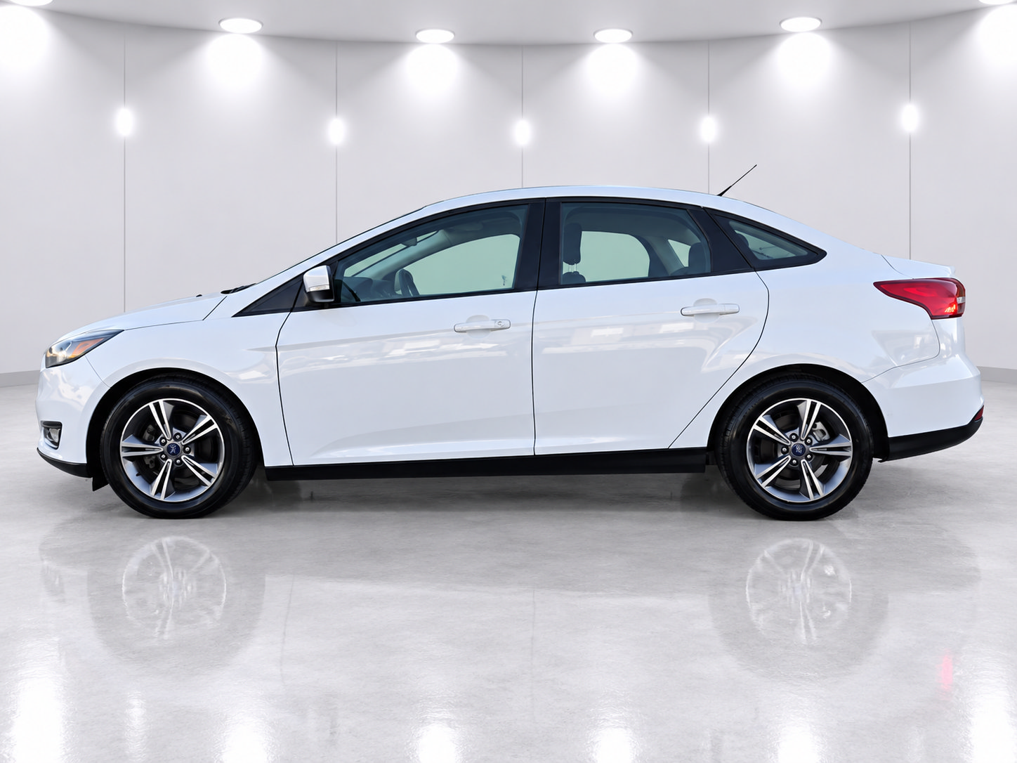 Used 2018 Ford Focus SE w/ SE Appearance Package FWD image 4