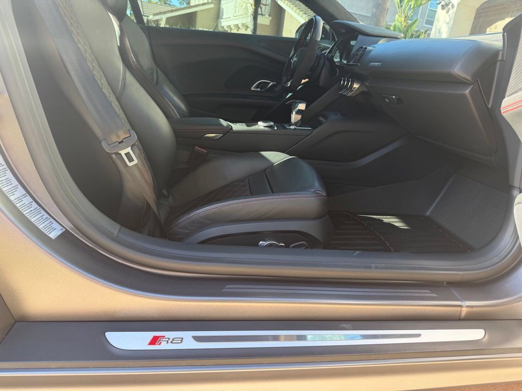 Used 2017 Audi R8 V10 w/ Carbon Exterior Package AWD/4WD image 34
