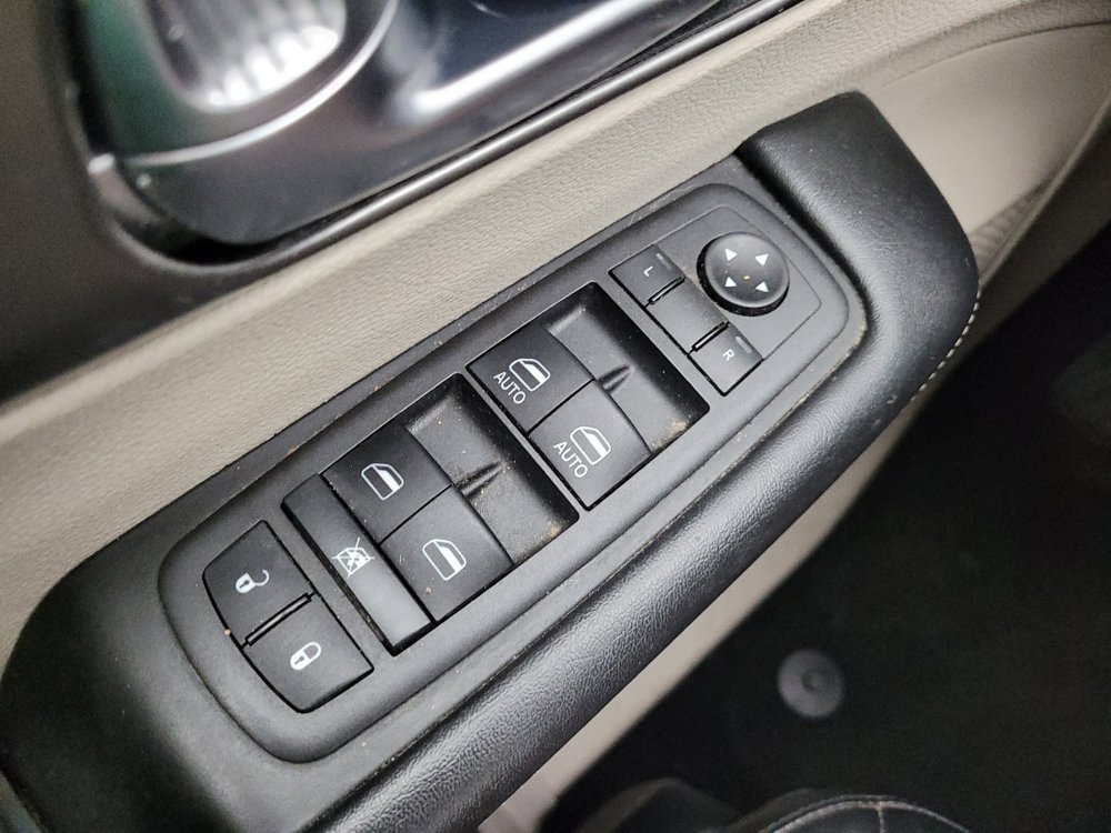 Used 2022 Chrysler Pacifica Touring-L FWD image 27