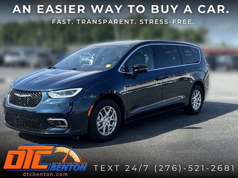 Used 2025 Chrysler Pacifica Select FWD image 3