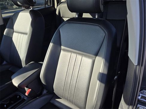 Used 2024 Volkswagen Tiguan SE image 17