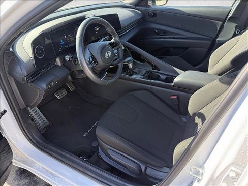 Certified 2025 Hyundai Elantra SEL FWD image 9
