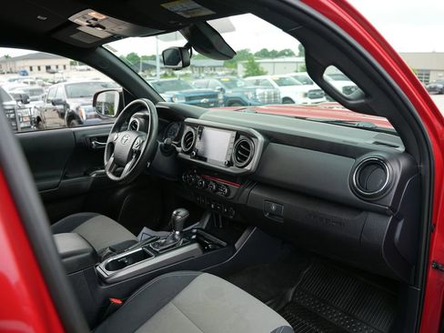 Used 2020 Toyota Tacoma TRD Sport w/ Technology Package AWD/4WD image 20