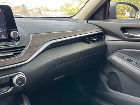 Used 2025 Nissan Altima 2.5 SV FWD image 45