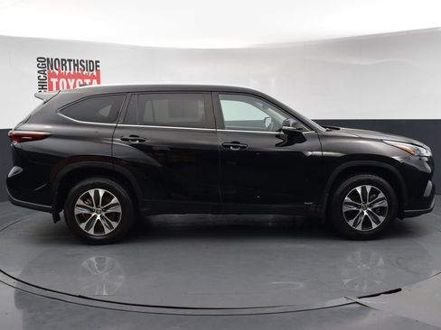 Used 2024 Toyota Highlander XLE AWD/4WD image 5