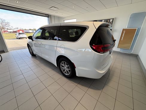 Used 2026 Chrysler Pacifica Select FWD image 3