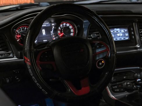 Used 2015 Dodge Challenger SXT image 12