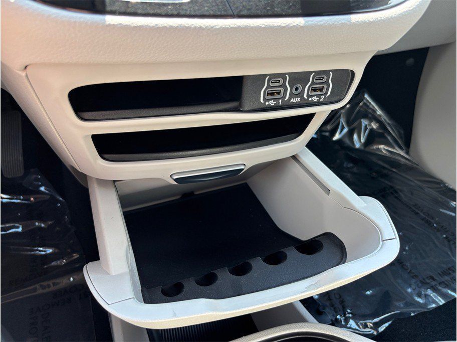 Used 2024 Chrysler Pacifica Limited FWD image 37