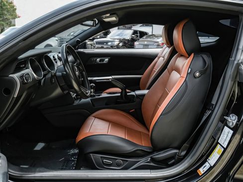 Used 2018 Ford Mustang GT RWD image 3