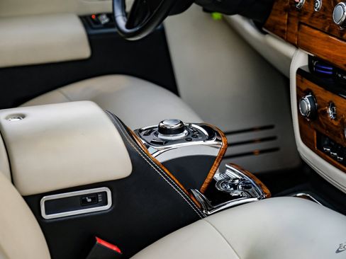 Used 2014 Rolls-Royce Phantom Sedan image 46