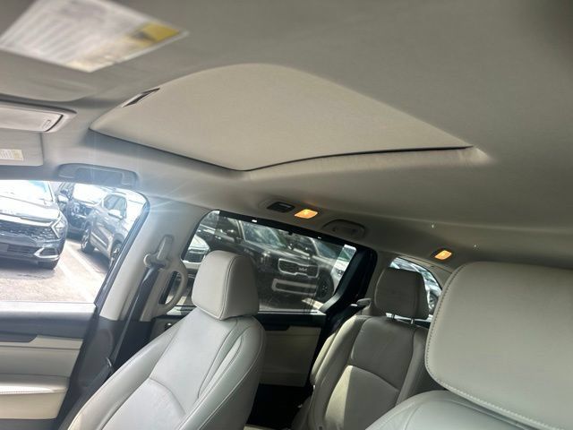 Used 2025 Honda Odyssey EX-L image 2