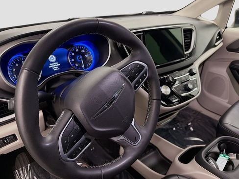 Used 2023 Chrysler Pacifica Touring-L image 22