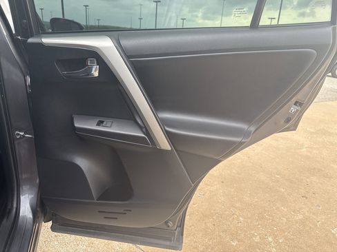 Used 2018 Toyota RAV4 XLE FWD image 26