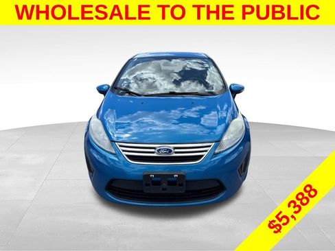 Used 2013 Ford Fiesta SE FWD image 2