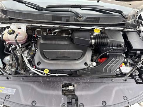Used 2024 Chrysler Pacifica Touring-L image 20