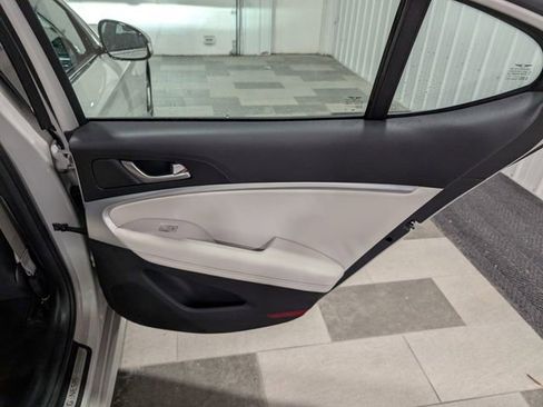 Used 2025 Genesis G70 2.5T image 24