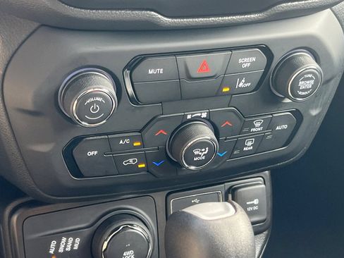 Used 2023 Jeep Renegade Latitude AWD/4WD image 26