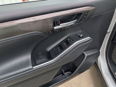 Used 2023 Toyota Highlander Limited image 9