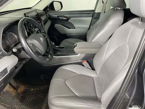 Used 2021 Toyota Highlander XLE FWD image 2