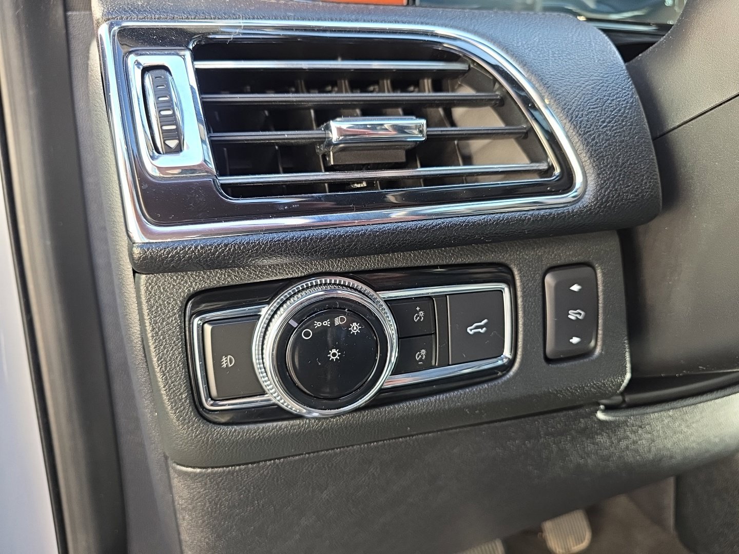 Used 2020 Lincoln Navigator L Reserve w/ Equipment Group 208A Reserve AWD/4WD image 9