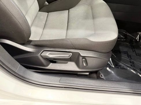 Used 2016 Volkswagen e-Golf SE w/ DC Fast Charging Package image 19