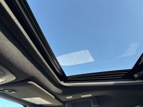 Used 2025 Toyota Sienna Platinum image 32