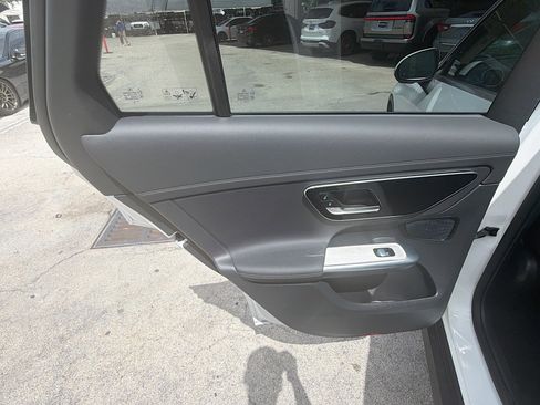 Used 2024 Mercedes-Benz GLC 300 4MATIC image 23