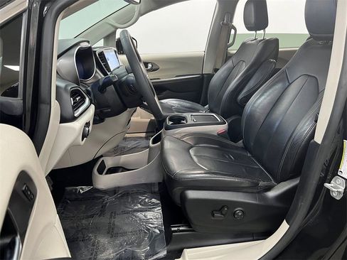 Used 2022 Chrysler Pacifica Touring-L image 10