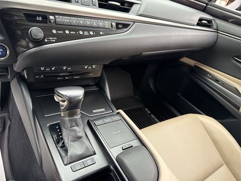 Used 2020 Lexus ES 300h w/ Premium Package image 20