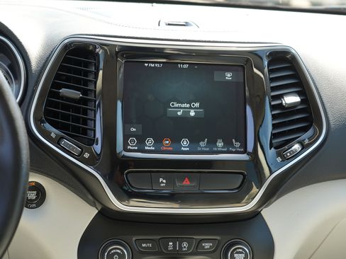 Used 2019 Jeep Cherokee Limited AWD/4WD image 24