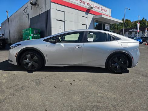 Used 2027 Toyota Prius LE FWD image 4