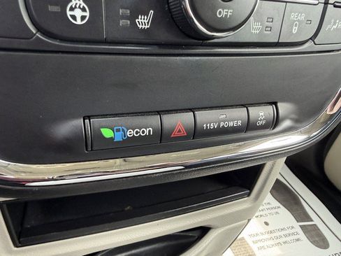 Used 2015 Chrysler Town & Country Touring-L w/ Driver Convenience Group FWD image 33