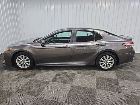 Used 2020 Toyota Camry SE image 5