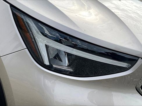 Used 2023 Volvo XC40 B5 Plus image 28