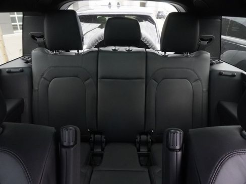 New 2026 Land Rover Defender 130 X-Dynamic SE image 32