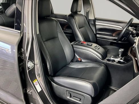 Used 2019 Toyota Highlander Limited FWD image 28
